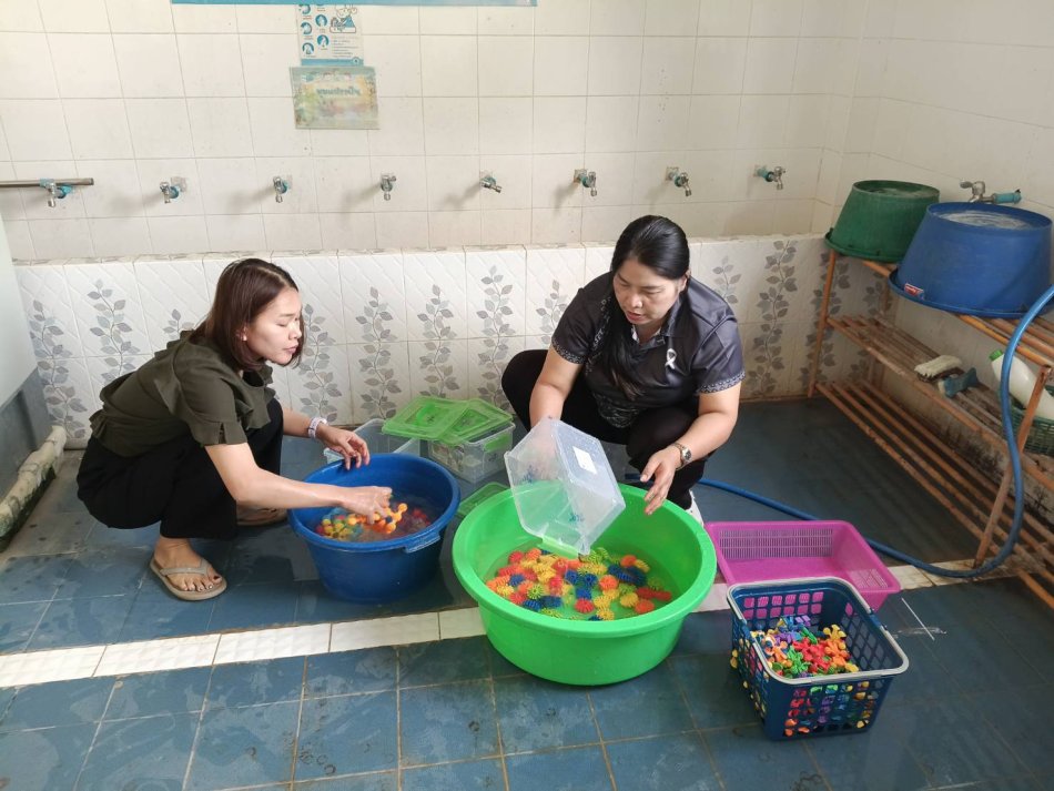 การลงพื้นที่ฉีดพ่นยาฆ่าเชื้อ ทำความสะอาด เครื่องเล่นและสิ่งของเครื่องใช้ เพื่อป้องกันการแพร่ระบาดของโรคมือ เท้า ปาก ณ โรงเรียนบ้านาม่วง 