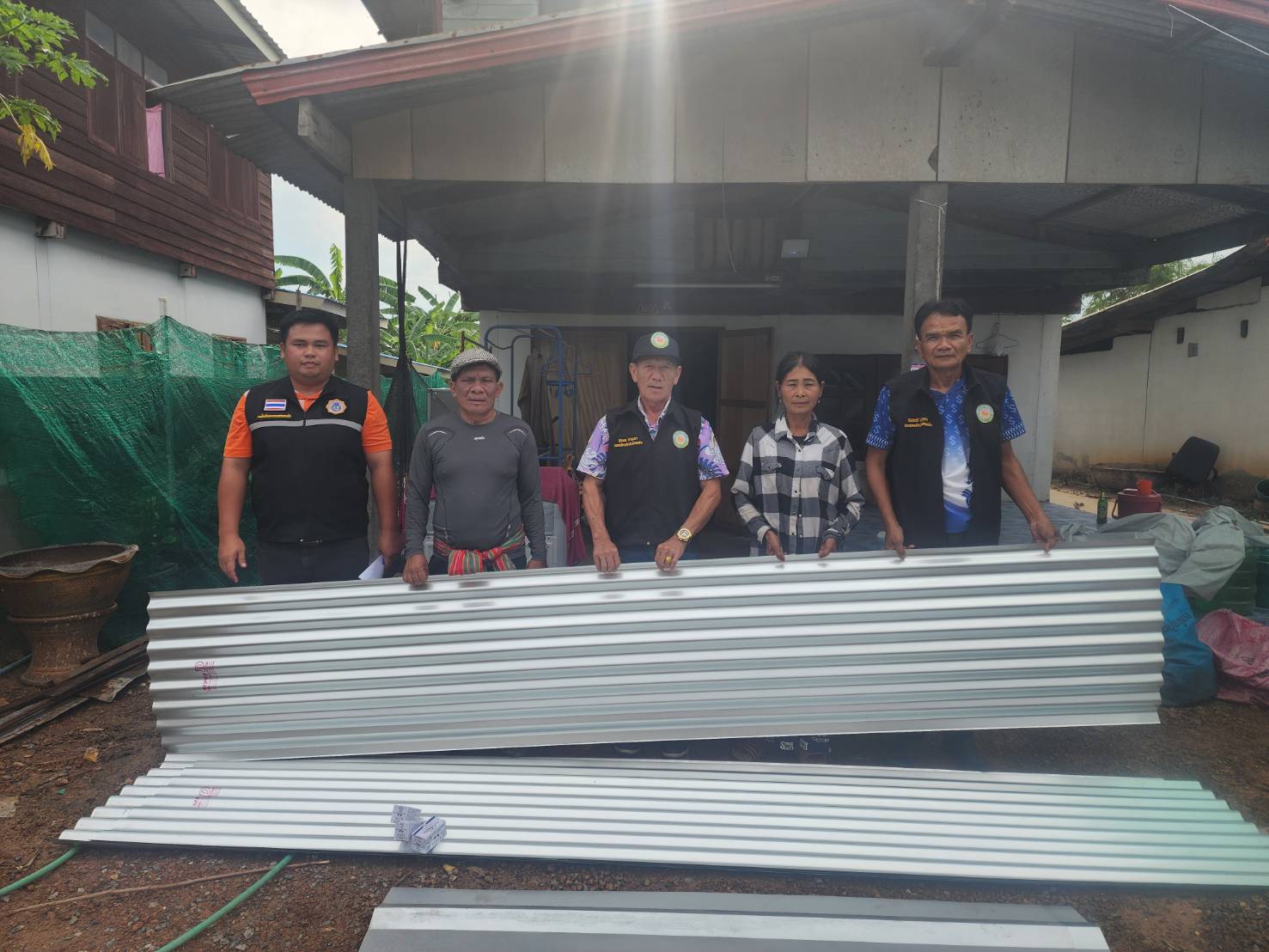 ดำเนินการออกมอบวัสดุอุปกรณ์สำหรับซ่อมแซมที่อยู่อาศัย