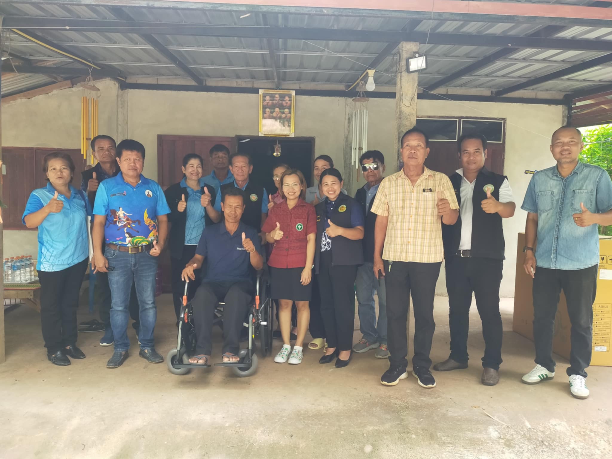 มอบรถเข็น (วิลแชร์) และป้ายบ้าน