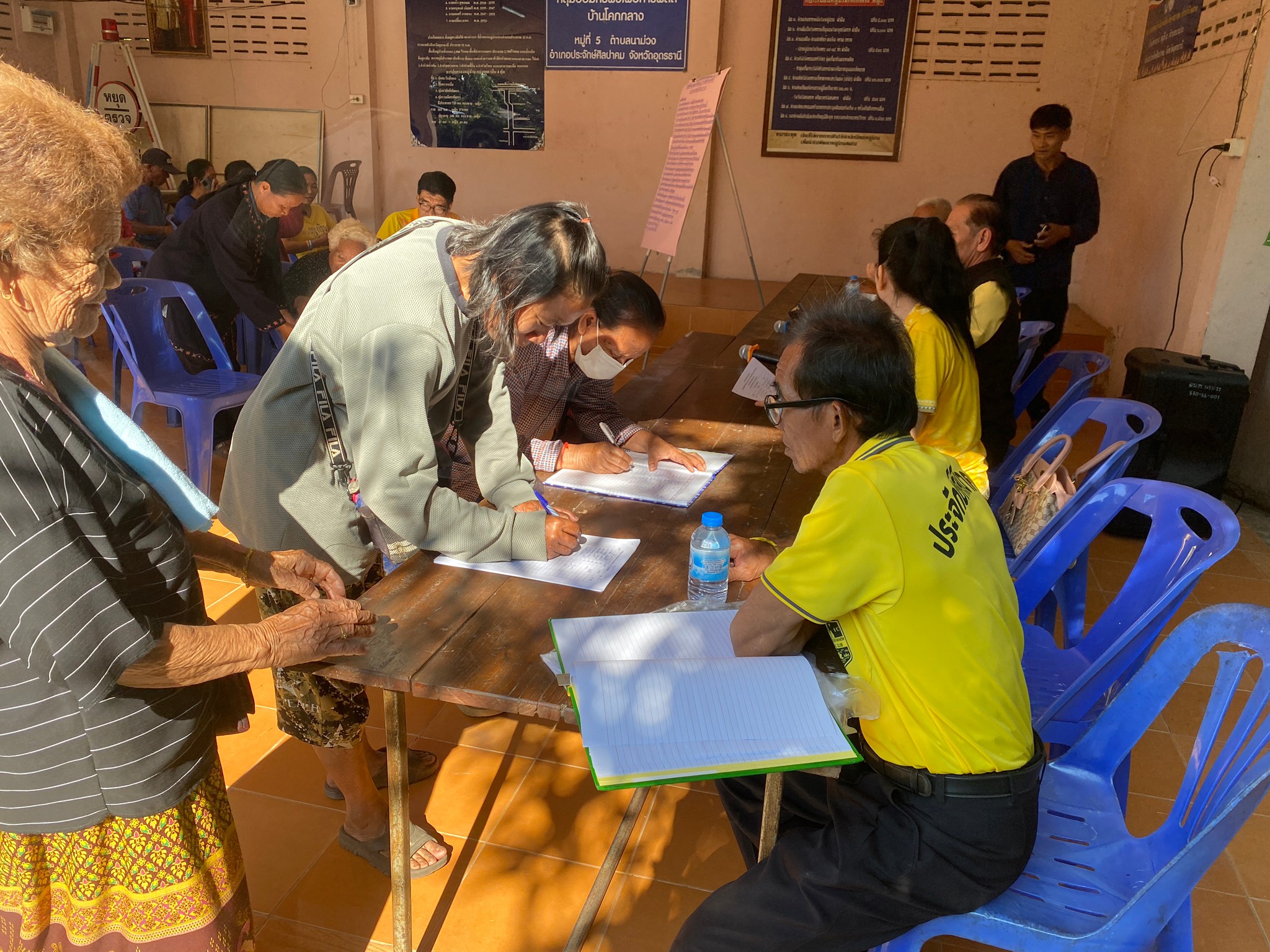 จัดประชุมระดับหมูบ้านเพื่อทบทวนแผนพัฒนาท้องถิ่น บ้านโคกกลาง หมู่ 5