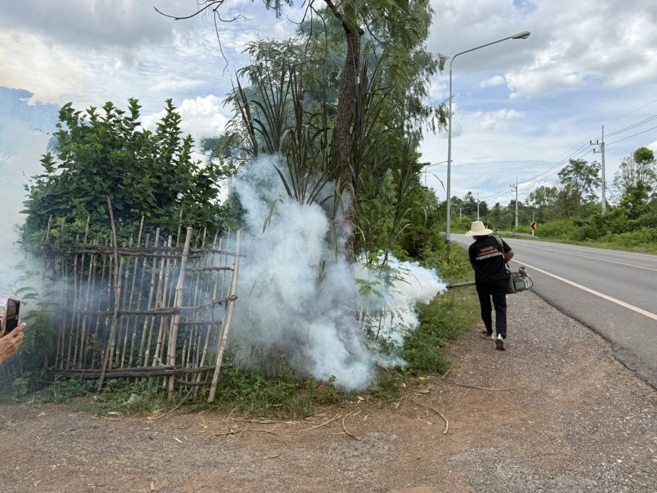 ออกฉีดพ่นหมอกควันและสารเคมีกำจัดยุงลายเพื่อควบคุมโรคไข้เลือดออก ณ บ้านนาม่วง หมู่ที่ 1